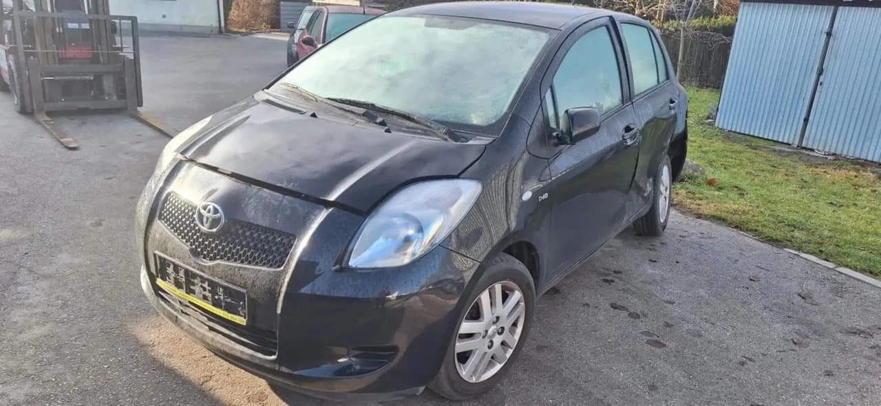 Toyota YARIS II 209 pas przedni dolny dół – zdjęcie 3