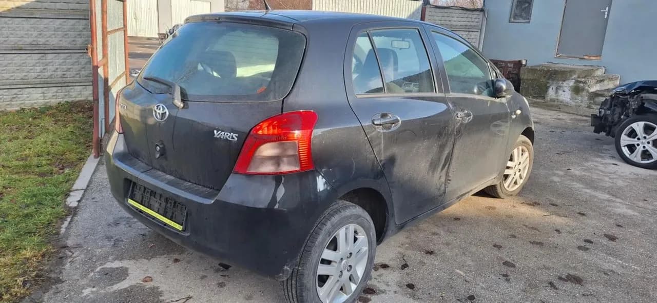 Toyota YARIS II 209 pas przedni dolny dół – zdjęcie 8