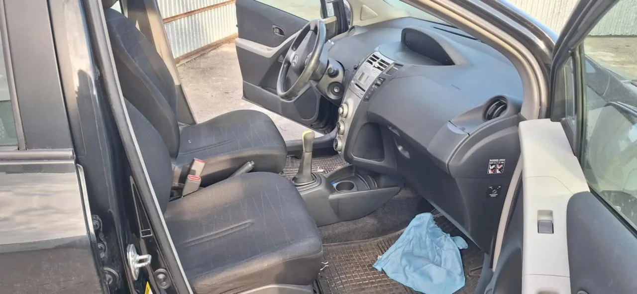 Toyota YARIS II 209 pas przedni dolny dół – zdjęcie 9