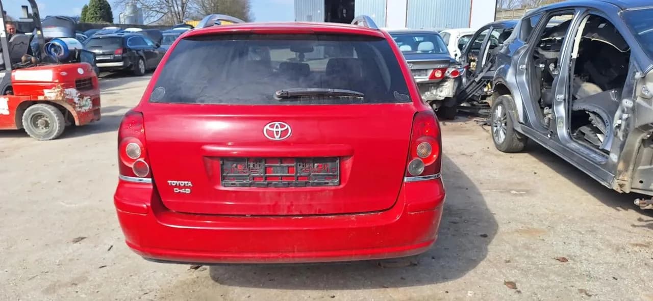 TOYOTA AVENSIS T25 kombi lift lampa tył prawa – zdjęcie 1