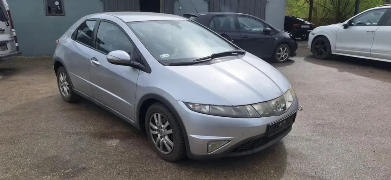 Honda CIVIC VIII UFO 1,4 I-DSI 83KM piasta zwrotnica lewy przód – zdjęcie 1