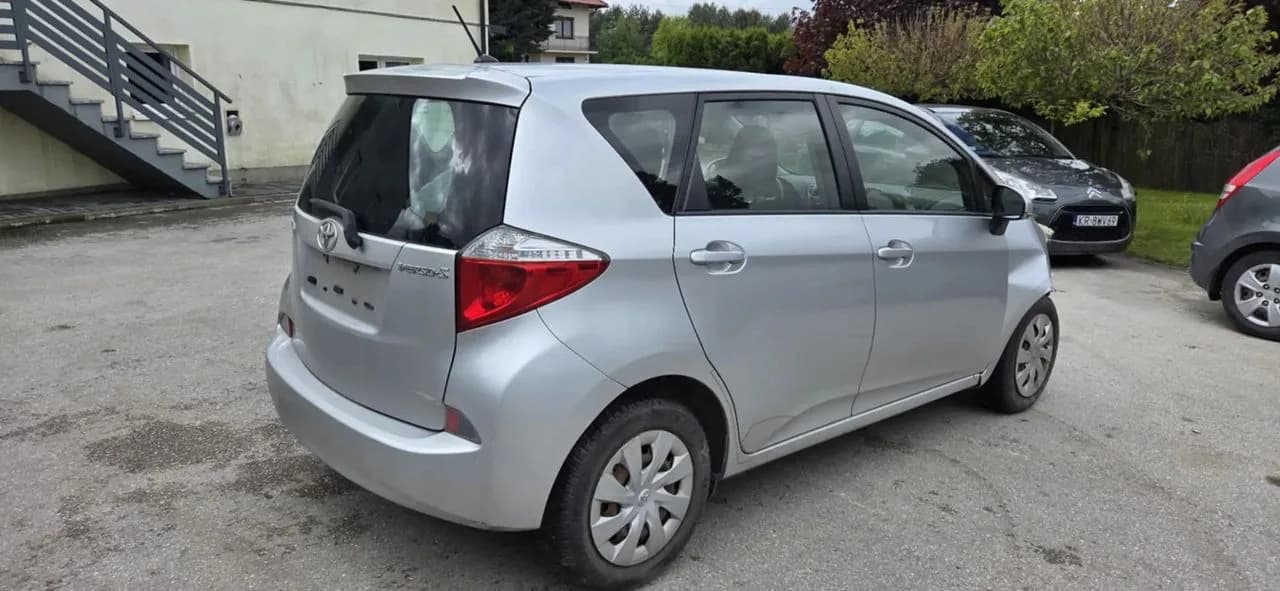 TOYOTA VERSO S 1F7 drzwi prawy tył kompletne – zdjęcie 1