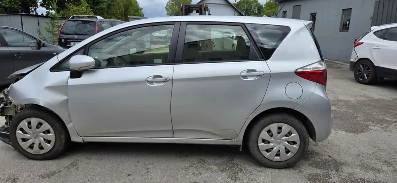 TOYOTA VERSO S 1F7 próg słupek lewy lub prawy – zdjęcie 1
