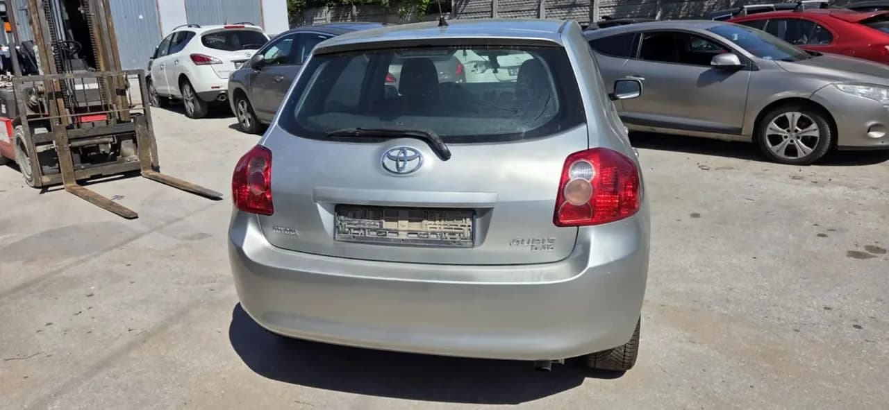 TOYOTA AURIS I lampa lewy tył – zdjęcie 1