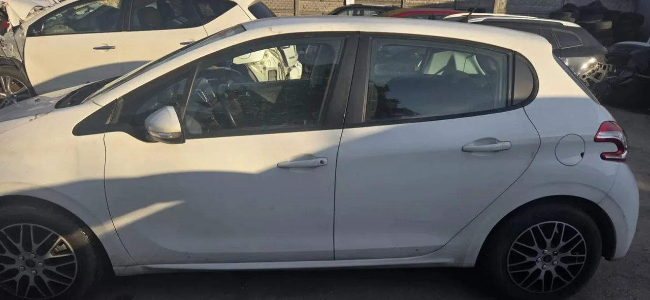 PEUGEOT 208 EWPB słupek próg lewy – zdjęcie 1
