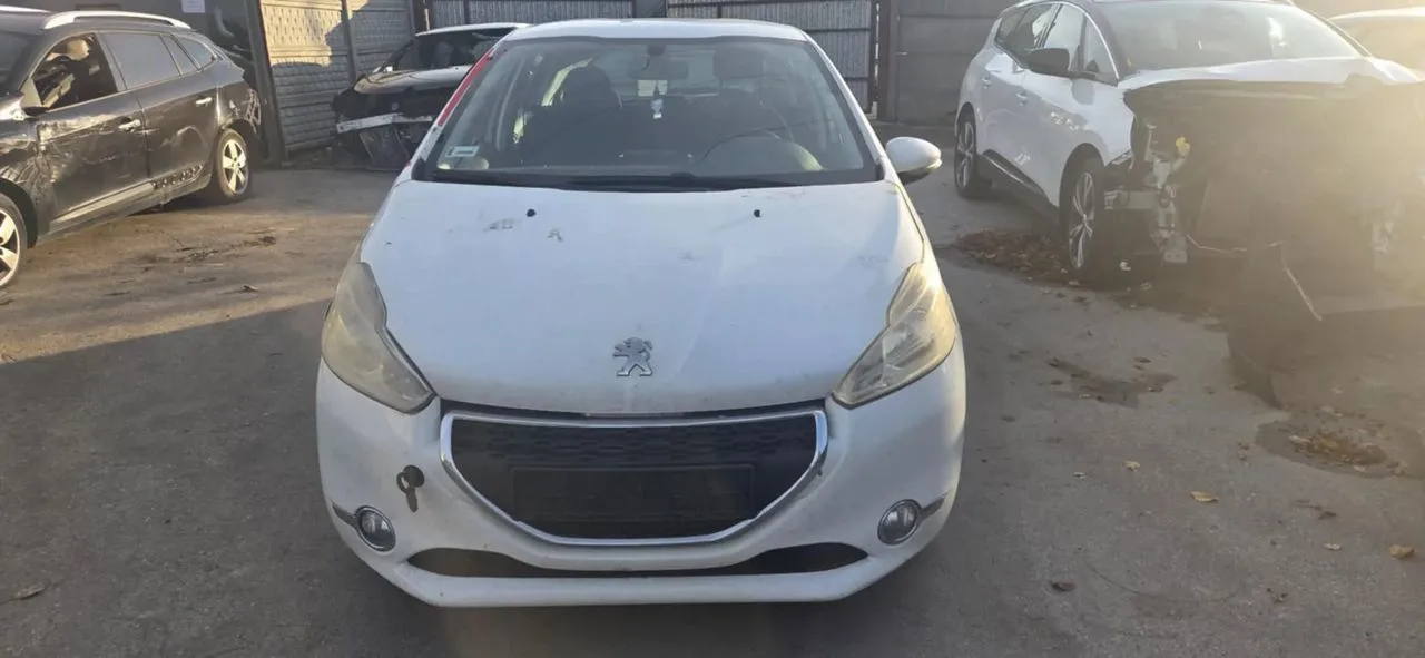 PEUGEOT 208 1,2 pas przedni czołówka – zdjęcie 1