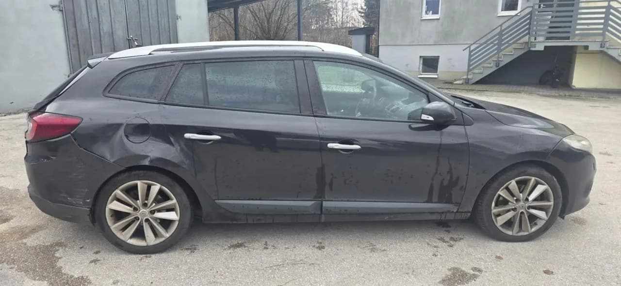 RENAULT MEGANE III NV676 drzwi prawy przód komplet – zdjęcie 1