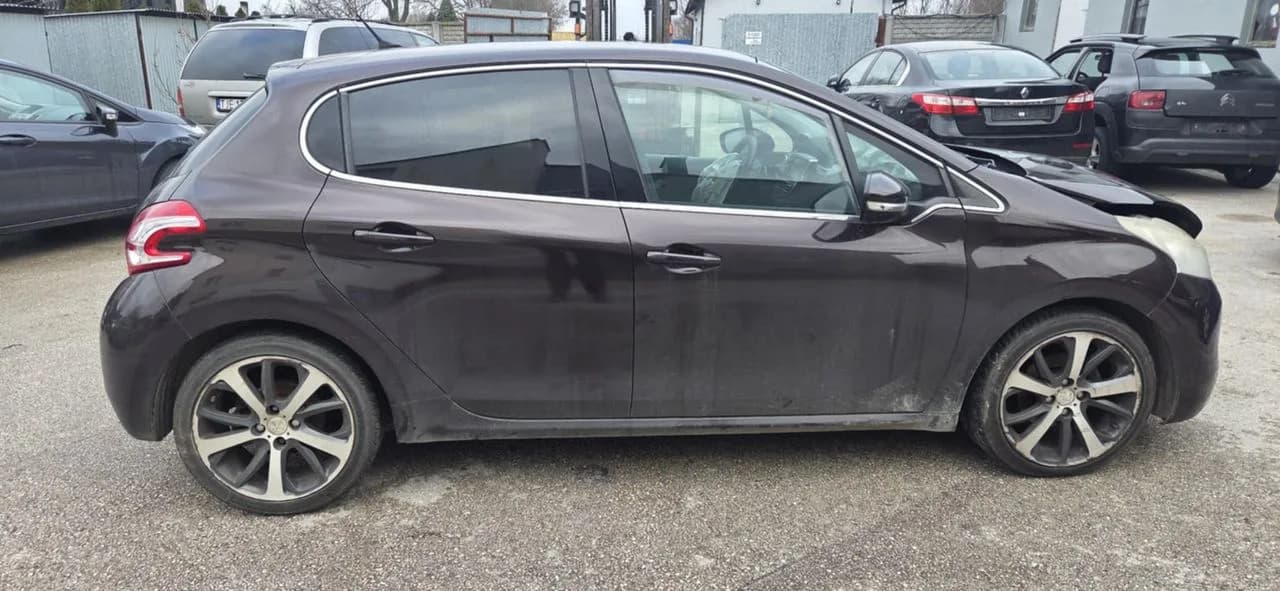 PEUGEOT 208 1,4 zwrotnica przód lewa lub prawa – zdjęcie 1
