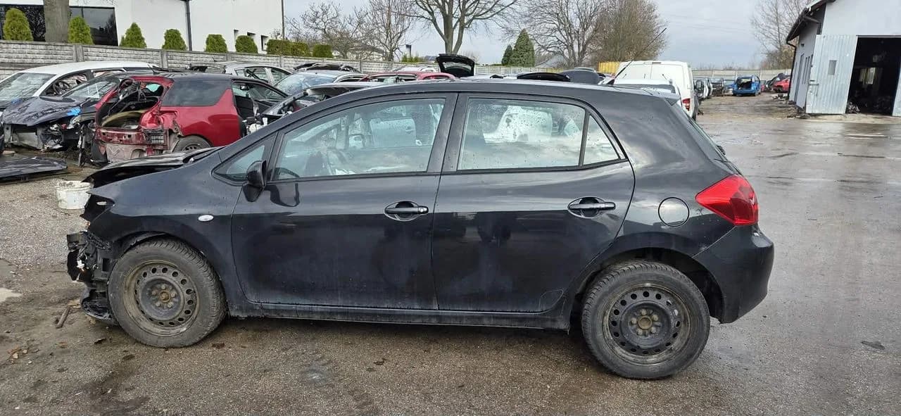 TOYOTA AURIS 209 drzwi lewy przód komplet – zdjęcie 1
