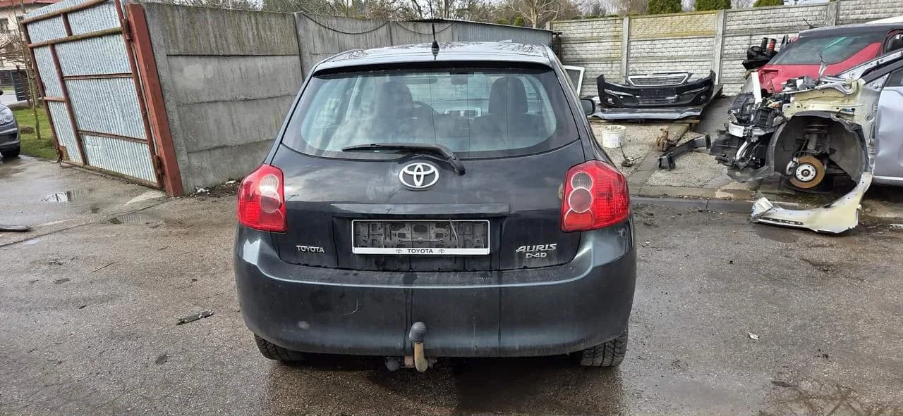 TOYOTA AURIS 209 pas tył podłoga wanna – zdjęcie 1