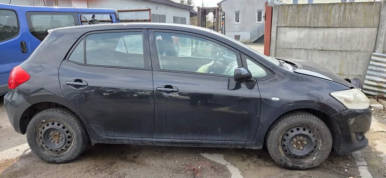 TOYOTA AURIS 2,0 D4D 125KM piasta zwrotnica prawy lewy przód – zdjęcie 1