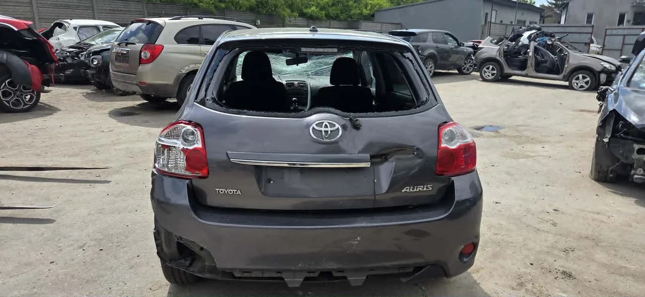 TOYOTA AURIS 1G3 pas tył podłoga wanna – zdjęcie 1