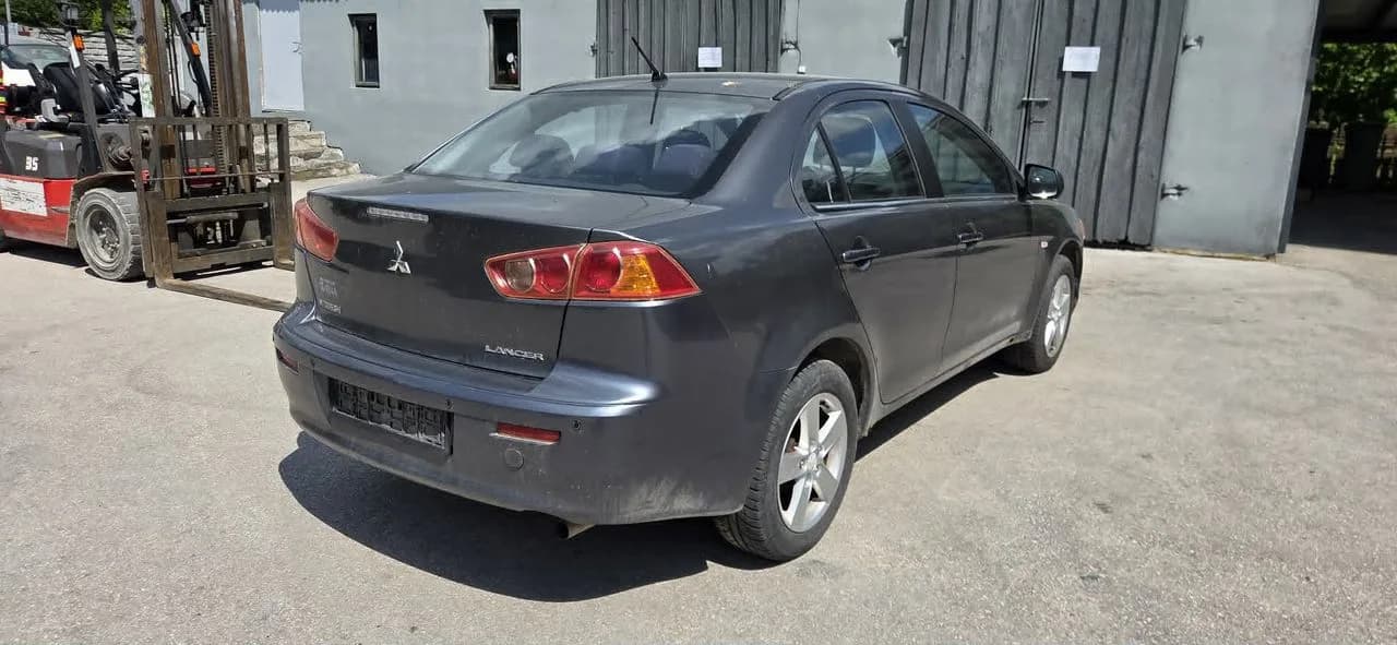 MITSUBISHI LANCER IX sedan lampa prawy tył – zdjęcie 1