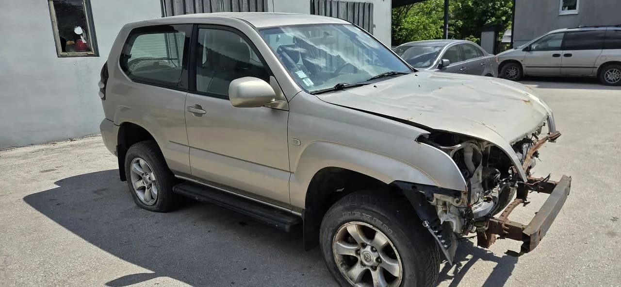 TOYOTA LAND CRUISER FJ120 3,0 D4D 163KM piasta zwrotnica prawy przód – zdjęcie 1