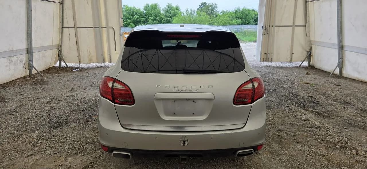 PORSCHE CAYENNE 7P pas tył podłoga wanna – zdjęcie 1
