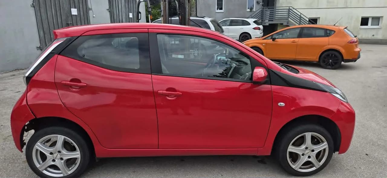 TOYOTA AYGO II 3P0 błotnik prawy tył – zdjęcie 1