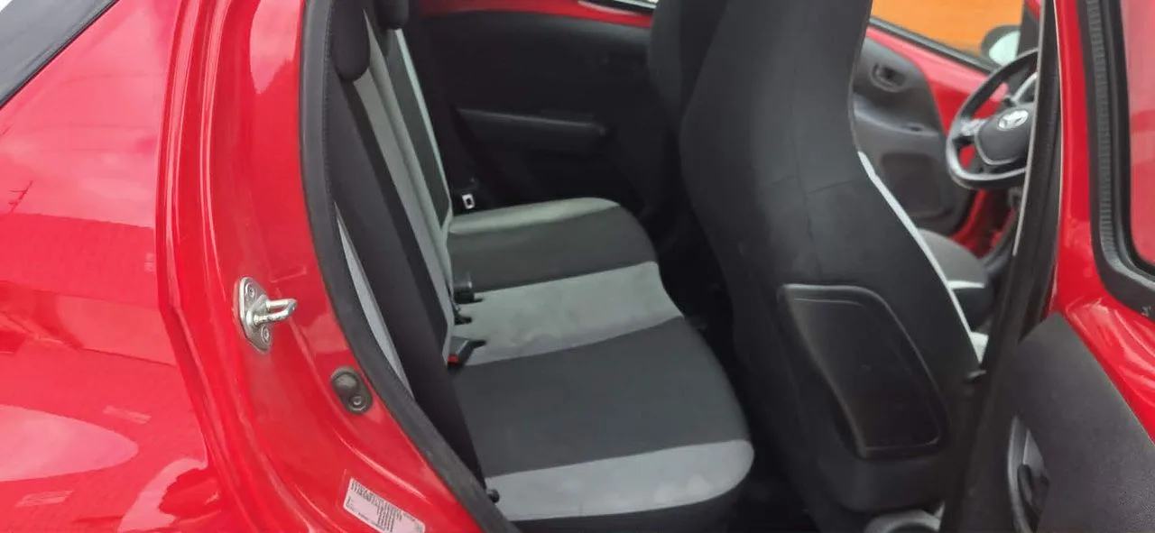 TOYOTA AYGO II fotel kanapa tył – zdjęcie 1