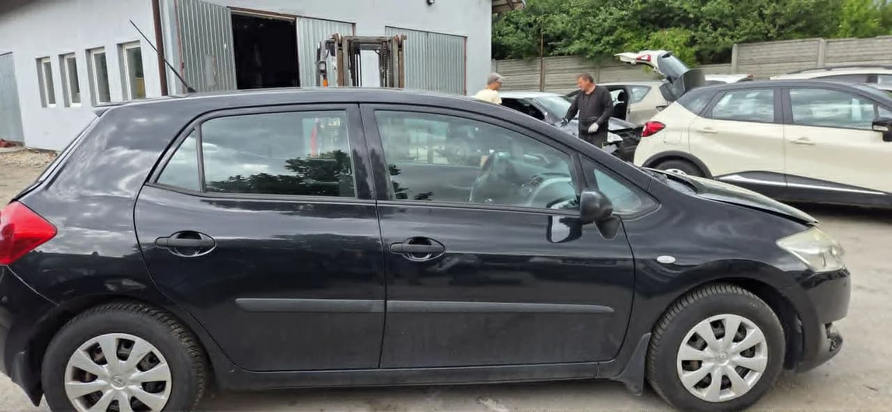 TOYOTA AURIS 209 drzwi prawy tył komplet – zdjęcie 1