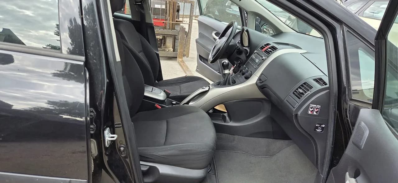 TOYOTA AURIS fotel prawy przód – zdjęcie 1