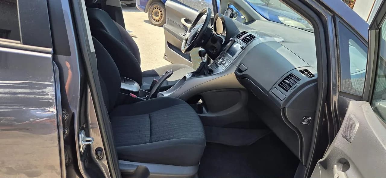 TOYOTA AURIS fotel prawy przód – zdjęcie 1
