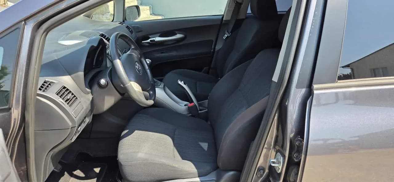 TOYOTA AURIS fotel lewy przód – zdjęcie 1