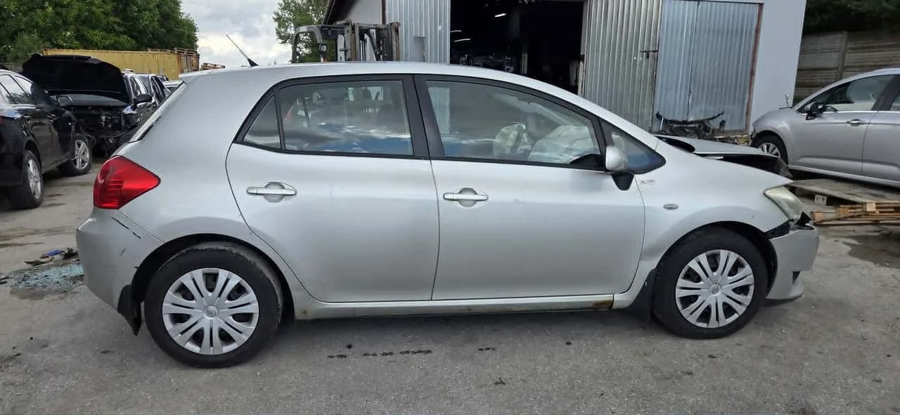 TOYOTA AURIS 1C0 drzwi prawy przód komplet – zdjęcie 1