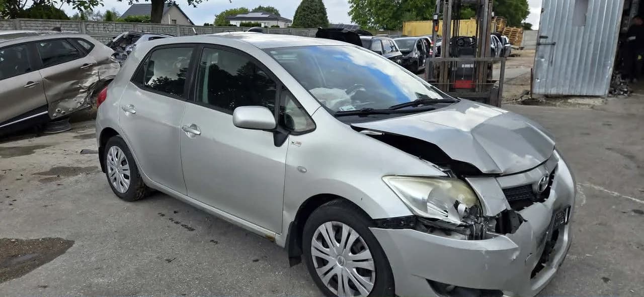 TOYOTA AURIS 1C0 błotnik prawy przód – zdjęcie 1