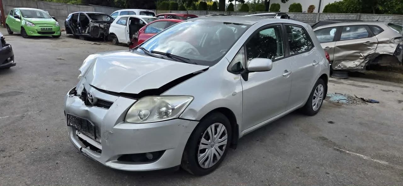 TOYOTA AURIS lampa lewy przód – zdjęcie 1