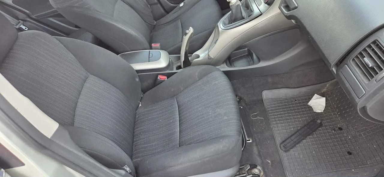 TOYOTA AURIS fotel prawy przód – zdjęcie 1