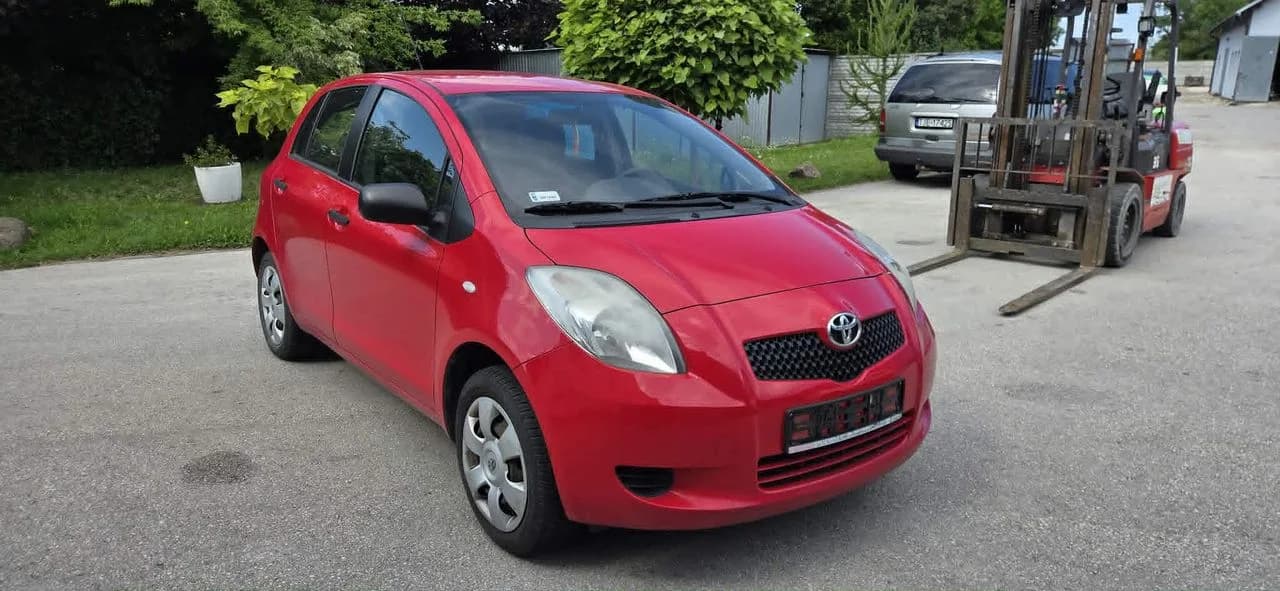 TOYOTA YARIS II lampa prawy przód – zdjęcie 1