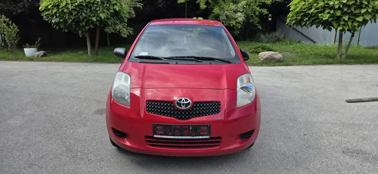 TOYOTA YARIS II 3P0 pas przedni przód – zdjęcie 1
