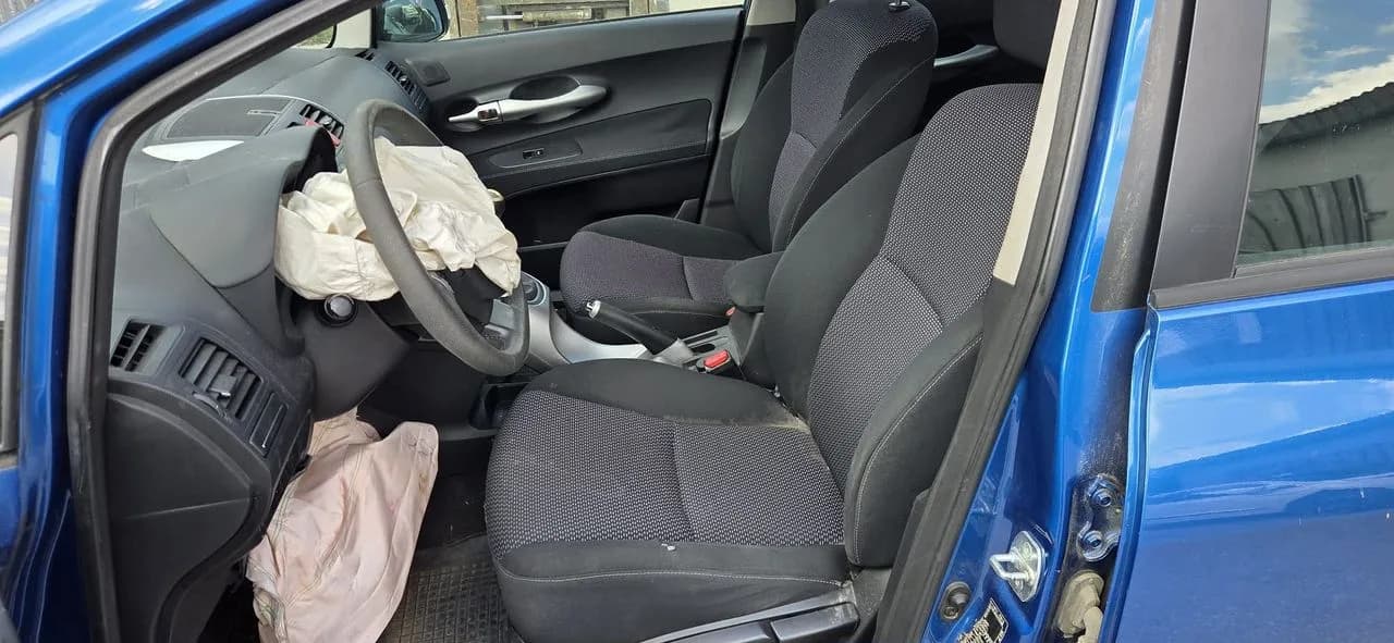 TOYOTA AURIS fotel lewy przód – zdjęcie 1