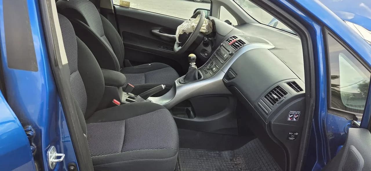 TOYOTA AURIS fotel prawy przód – zdjęcie 1