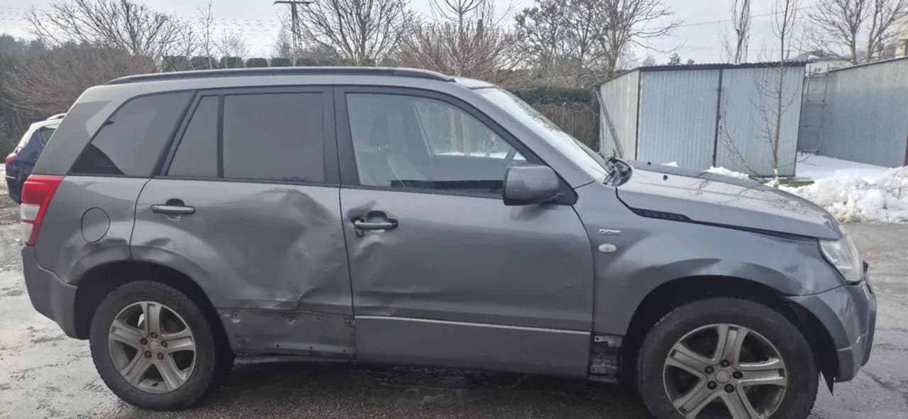 Suzuki GRAND VITARA II 1,9 dci zwrotnica przód lewa lub prawa – zdjęcie 1